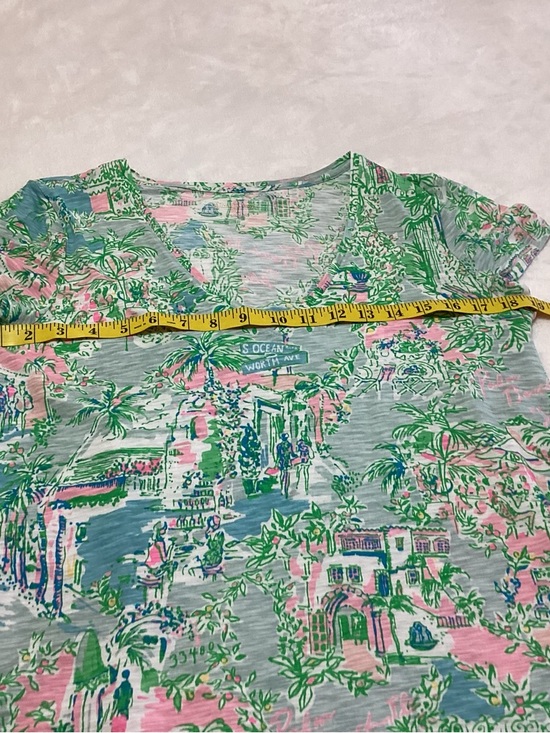 Lilly Pulitzer Etta V-Neck Tropical Print Tee in Green & Pink Size M 001504 - Picture 5 of 8